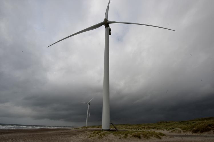Energiselskabet Ørsted proklamerer, at de dækker deres kunders elforbrug med »100 procent vindenergi«. Men i praksis er det ikke muligt, mener eksperter.  Foto: Ernst van Norde/Ernst Van Norde