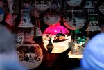 Tyskland har en årelang tradition for julemarkeder, og den har smittet af på julen i Chicago i USA, hvor julekuglerne hænger på et tysk inspireret julemarked.   Foto: Nam Y. Huh/AP