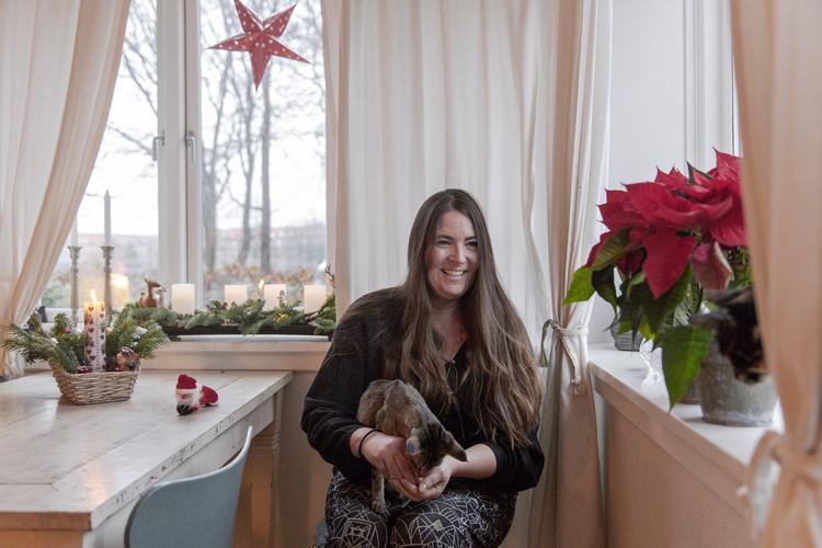 Charlotte Haugaard er alene med sine to piger på 12 og 13 år. Politiken besøgte hende i januar, hvor de hørte til blandt Danmarks fattigste og sidst på måneden ikke havde penge til mad.
   Foto: Miriam Dalsgaard/POLFOTO