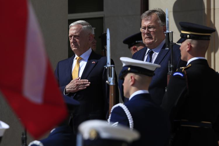 Claus Hjort Frederiksen med sin nu afgående amerikanske kollega i det amerikanske forsvarsministerium, Pentagon, i maj i år.  Foto: Manuel Balce Ceneta/AP
