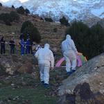 Retsmedicinere undersøger stedet, hvor den danske og norske kvinde blev dræbt.  Foto: 2m/AP