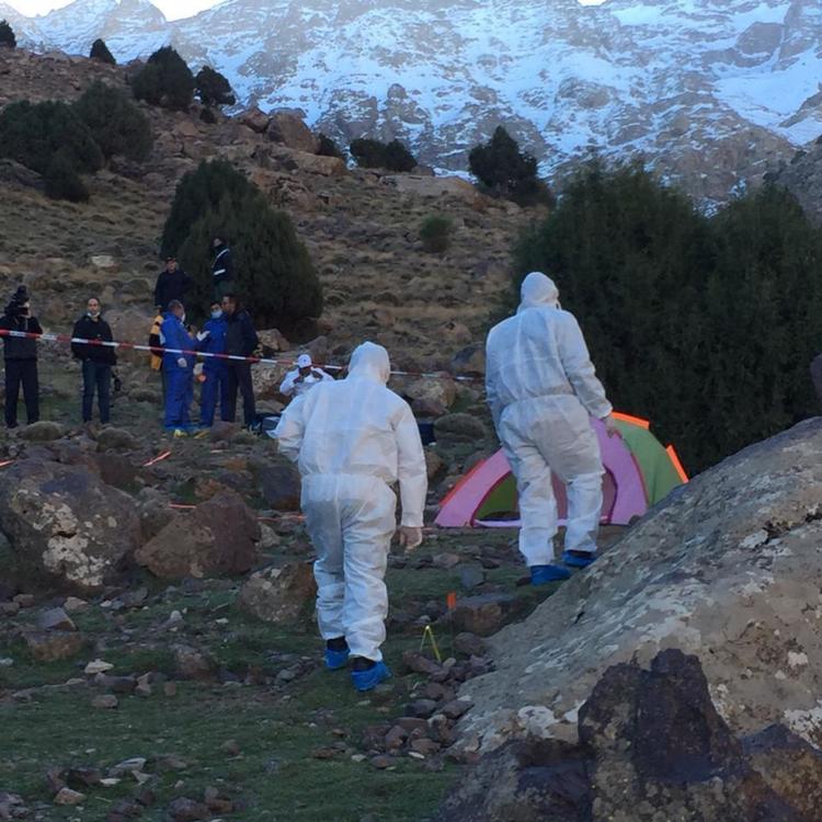 Retsmedicinere undersøger stedet, hvor den danske og norske kvinde blev dræbt.  Foto: 2m/AP