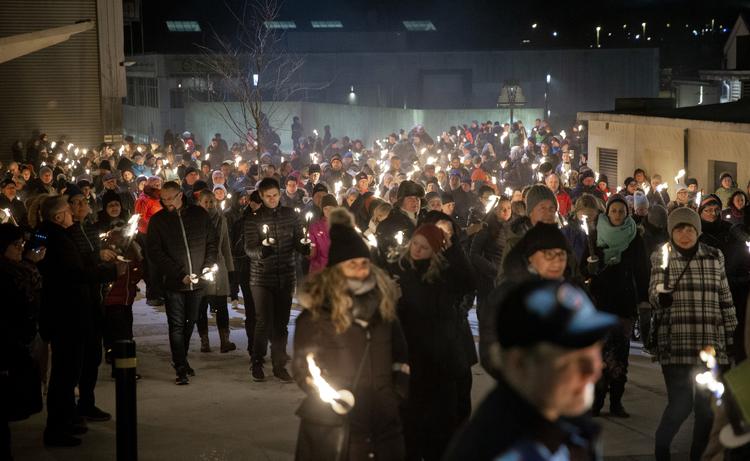 Mellem 500 og 1000 mennesker deltog fredag aften i en mindehøjtidelighed for de to dræbte i Maren Uelands hjemby Bryne i Norge. Foto: Ness, Jan Kåre/Ritzau Scanpix