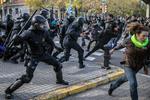 
   Politiet greb hårdt ind overfor voldsomme  demonstrationer i Barcelona. På forhånd var det frygtet, at det lokale politi Mossos ville holde sig tilbage, så det i stedet blev en langt værre konfrontation mellem den forhadte Guardia Civil og de yderligtgående demonstranter. 
   Foto: Santi Palacios/AP