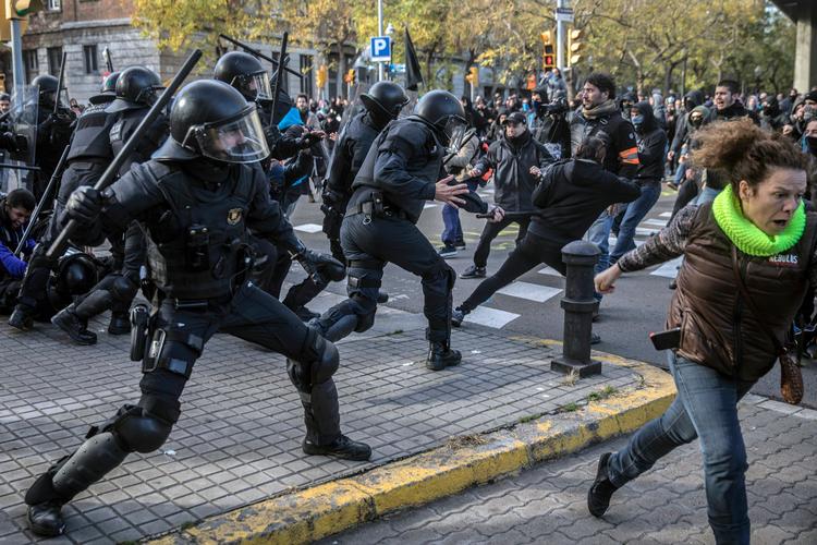 
   Politiet greb hårdt ind overfor voldsomme  demonstrationer i Barcelona. På forhånd var det frygtet, at det lokale politi Mossos ville holde sig tilbage, så det i stedet blev en langt værre konfrontation mellem den forhadte Guardia Civil og de yderligtgående demonstranter. 
   Foto: Santi Palacios/AP