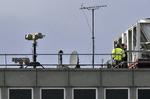 Anti-droneudstyr er blevet installeret på taget af en bygning ved Gatwick lufthavn.  Foto: John Stillwell/AP