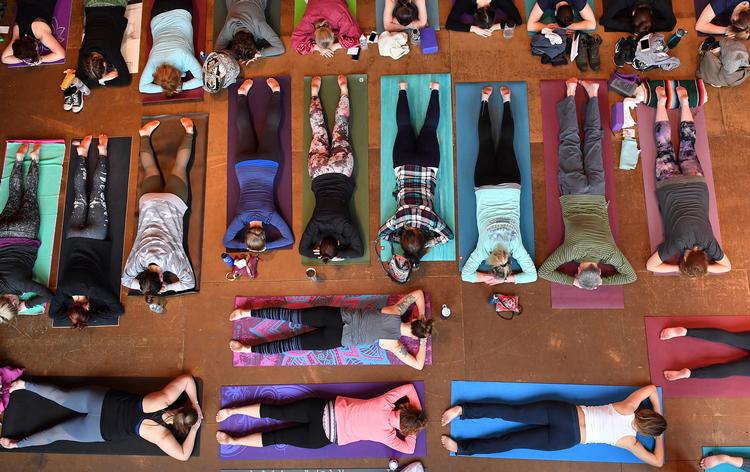 Omkring 15 procent af danske kvinder dyrker yoga. Tallene ser ligesådan ud i USA. De gamle indiske bevægelser har fået godt fat i det moderne vestlige menneske, og vi vil gerne rejse langt for det. - Foto: AP  Foto: Matt Freed/AP