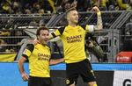 Dortmunds Marco Reus (th.) fejrer sin scoring for Dortmund.  Foto: Martin Meissner/AP