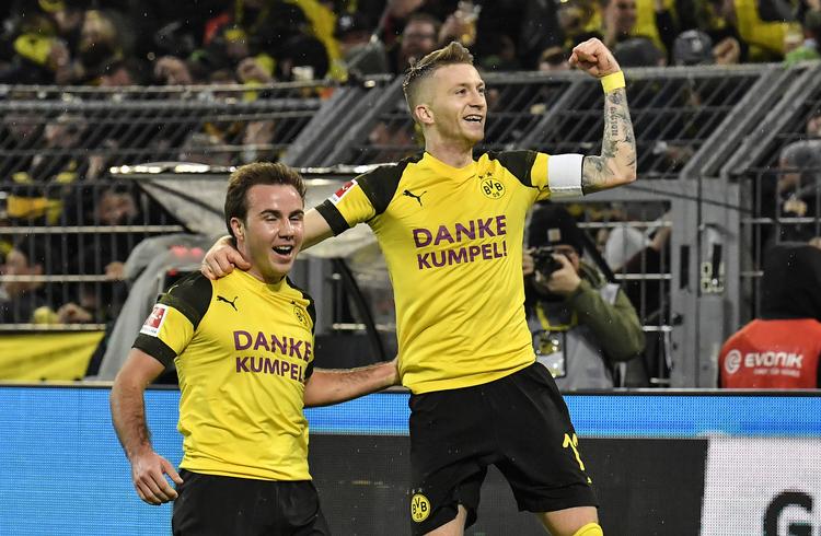 Dortmunds Marco Reus (th.) fejrer sin scoring for Dortmund.  Foto: Martin Meissner/AP