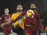 Wolverhamptons Jonny Otto i duel med Liverpool's Mo Salah. Foto: Rui Vieira/AP