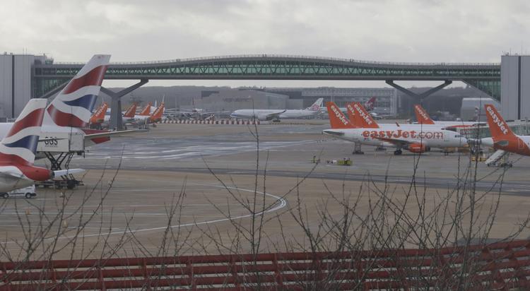 Flyene i Gatwick har i flere dage været 'grounded' pga dronefrygt. Foto: Tim Ireland/AP