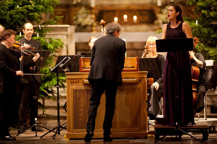Lars Ulrik Mortensen var både dirigent og spillede med på orgel og cembalo, da Concerto Copenhagen med sopranen Sophie Junker som solist gav julekoncert. Foto: Martin Rosenauer