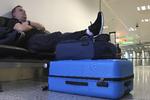 En passager fotograferet i Gatwick Lufthavn i går. Siden onsdag er hundredvis af fly blevet aflyst, efter at der er blevet registreret droneflyvninger.  Foto: Kirsty Wigglesworth/AP
