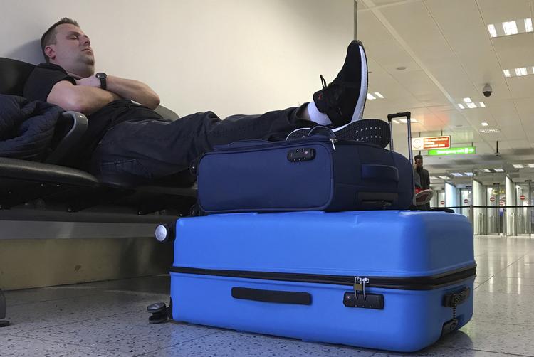 En passager fotograferet i Gatwick Lufthavn i går. Siden onsdag er hundredvis af fly blevet aflyst, efter at der er blevet registreret droneflyvninger.  Foto: Kirsty Wigglesworth/AP