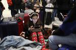 Tusindvis af mennesker på vej på juleferie fik rejseplanerne ødelagt, da droner onsdag aften pludselig blev spottet alt for tæt på lufthavnen i Gatwick.  Foto: John Stillwell/AP