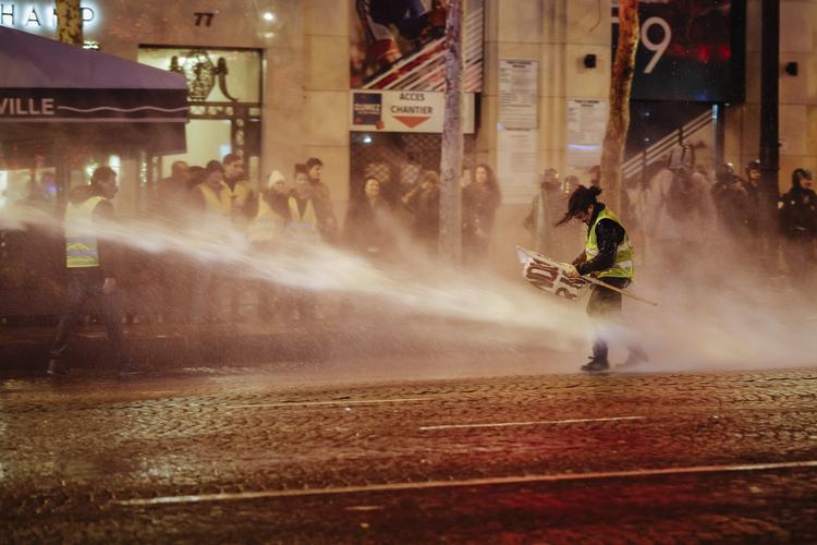 Det kom til sammenstød mellem 'De Gule Veste' og politiet i Paris i dag, men dagen forløb klart mere roligt end de foregående lørdage.  Foto: Kamil Zihnioglu/AP