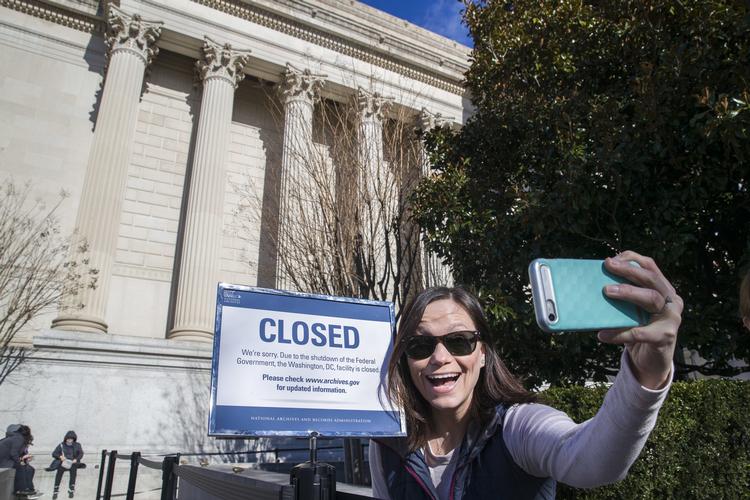 Jamie Parrish fra Minneapolis tageren selfie foran et 'lukket'-skilt ved The National Archives i Washington lørdag.  Foto: Alex Brandon/AP