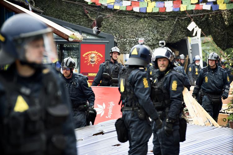 En politistyrke rydder Christianias Pusher Street. Arkvifoto. Foto: Lars Krabbe/POLFOTO