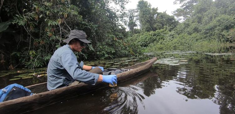 Som tidligere tiders opdagelsesrejsende drager den danske ekspedition ind i Congo på jagt efter rygtet om en nulevende dinosaur. Foto: DR/Pipeline Production