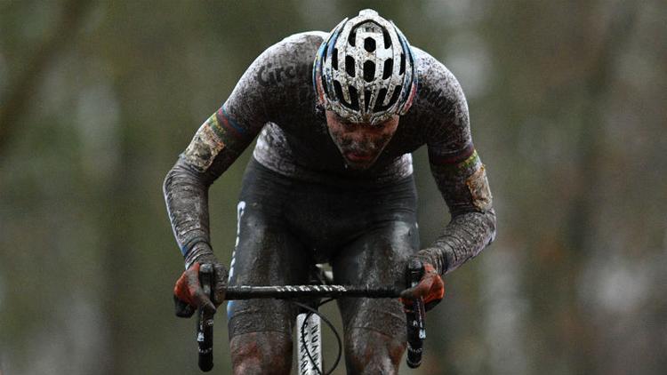En tilmudret Mathieu van der Poel styrer mod sin fjerde World Cup-sejr i træk i cykelcross. 