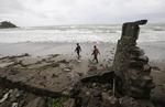 Mindst 222 meldes døde efter tsunamien, som rante dele af Indonesieon lørdag aften.  Foto: Achmad Ibrahim/AP