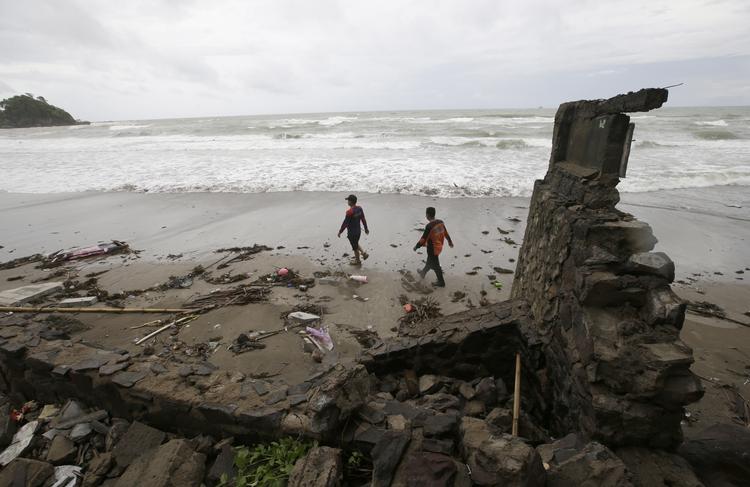Mindst 222 meldes døde efter tsunamien, som rante dele af Indonesieon lørdag aften.  Foto: Achmad Ibrahim/AP
