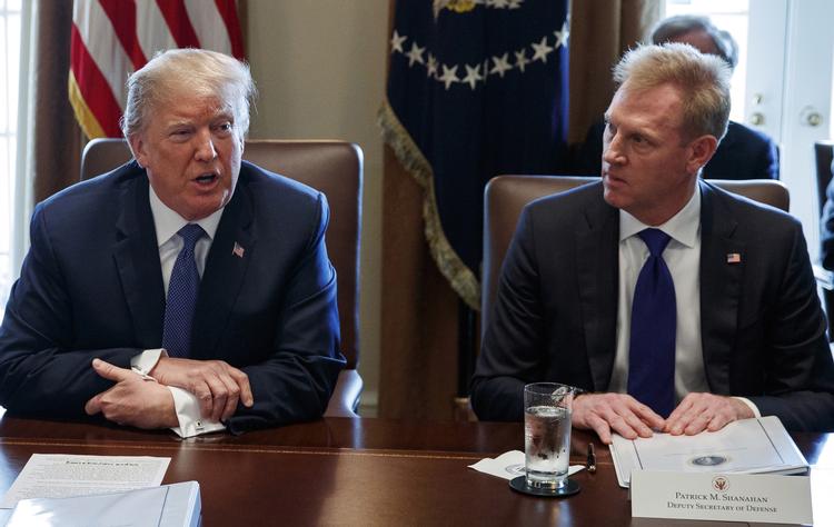 Donald Trump og Patrick Shanahan fotograferet ved et møde i april.  Foto: Evan Vucci/AP