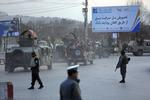 Afghanske sikkerhesdsvagter ankommer ved eksplosionsstedet i Kabul.  Foto: Rahmat Gul/AP