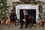 Donald Trump og hustruen, Melania, tog imod telefonoopkald fra amerikanske børn i går.  Foto: Jacquelyn Martin/AP