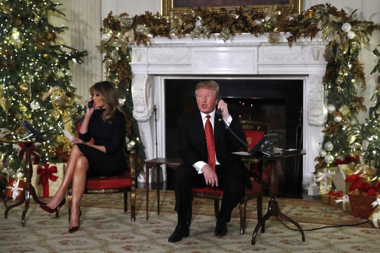 Donald Trump og hustruen, Melania, tog imod telefonoopkald fra amerikanske børn i går.  Foto: Jacquelyn Martin/AP