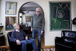 I 1980'erne drev Jørn Grønbech og Per Avsum den ikoniske butik Roger i København. Her er de fotograferet i Svaneke.
  
   Foto: Finn Frandsen/POLFOTO