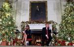 Efter en travl dag på Twitter kastede Donald Trump sig mandag aften over en gammeldags telefon. Her taler han  og konen Melania med børn, der ringer ind for at høre, hvor julemanden bliver af. En af børnene, syvårige Coleman fik et overraskende modspørgsmål af præsidenten.    Foto: Saul Loeb/Ritzau Scanpix