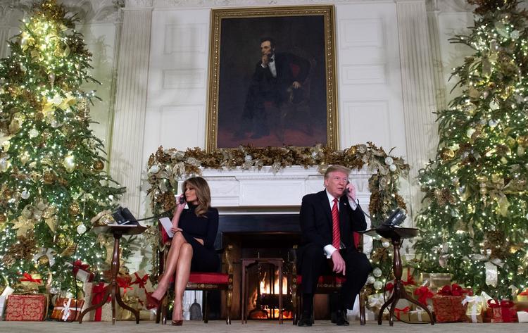 Efter en travl dag på Twitter kastede Donald Trump sig mandag aften over en gammeldags telefon. Her taler han  og konen Melania med børn, der ringer ind for at høre, hvor julemanden bliver af. En af børnene, syvårige Coleman fik et overraskende modspørgsmål af præsidenten.    Foto: Saul Loeb/Ritzau Scanpix