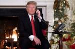 Det er en gammel tradition, at den amerikanske præsident tager imod telefonopkald fra amerikanske børn, der gerne vil vide, hvor julemanden befinder sig på juleaften.  Foto: Saul Loeb/Ritzau Scanpix