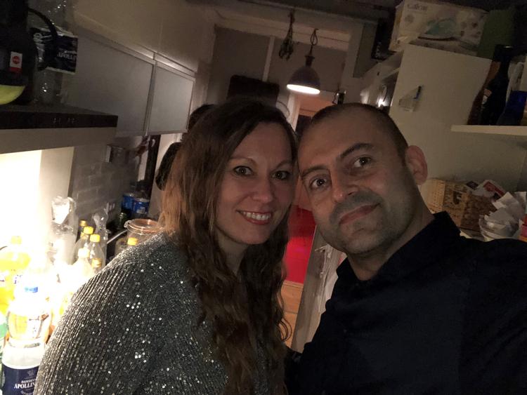 Rodrigo Galindo, der er aftnens vært, har indtil videre inviteret til 129 arrangementer. De mange nye mennesker, han møder, inspirerer ham og udvider hans netværk med rejsevenner, som også har børn. 