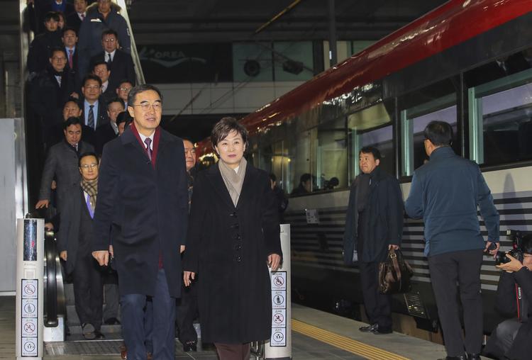 En sydkoreansk delegation er onsdag rejst til Nordkorea for at deltage i en ceremoni, der skal markere en aftale om en historisk jernbane- og vejforbindelse mellem de to nabolande. Foto: Jin Sung-chul/AP