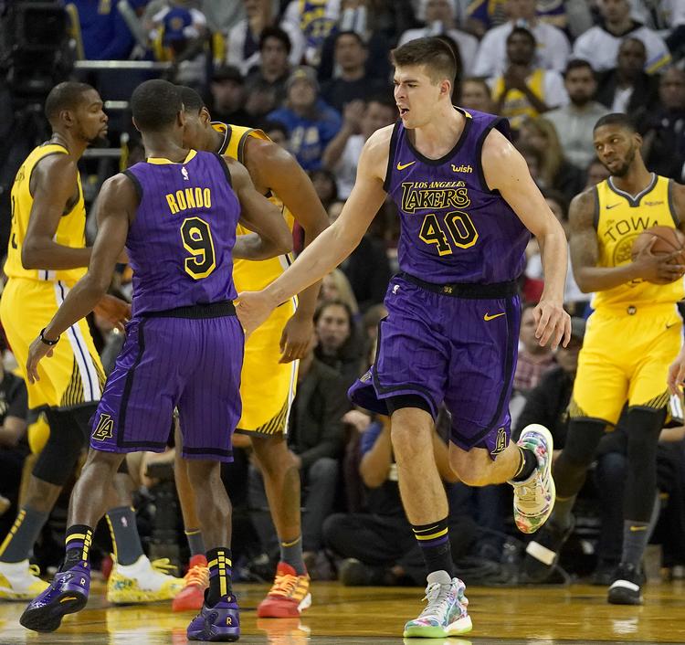 Los Angeles Lakers vandt natten til onsdag en sikker sejr over de forsvarende mestre, Golden State Warriors, i verdens bedste basketball-liga, NBA. Foto: Tony Avelar/AP