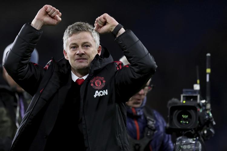Ole Gunnar Solskjær, har en helt speciel betydning i Manchester United, hvor kan nu er manager. Her fejrer han sidste uges sejr over Cardiff City. Foto: Jon Super/AP