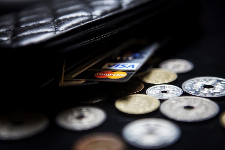 I 250 danske butikker kan du godt lade kontanterne blive i lommen, hvis du køber ind sent. I et år har butikker haft mulighed for at afvise kontanter som betalingsmiddel i aften- og nattetimerne, og det har særligt Rema1000-, Spar- og 7/11-butikker valgt at benytte sig af. Foto: Lærke Posselt/POLFOTO