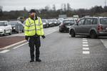 En væltet lastbil spærrer Fynske Motorvej mellem Nyborg Vest og Langeskov. Arbejdet med at rydde op forventes tidligst overstået kl. 18. Foto: Tim Kildeborg Jensen/Ritzau Scanpix