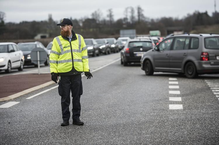 En væltet lastbil spærrer Fynske Motorvej mellem Nyborg Vest og Langeskov. Arbejdet med at rydde op forventes tidligst overstået kl. 18. Foto: Tim Kildeborg Jensen/Ritzau Scanpix