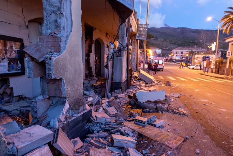 Jordskælvet kommer efter, at vulkanen Etna mandag gik i udbrud. Her ses landsbyen Fleri, der er blevet hårdt ramt.  Foto: Salvatore Allegra/AP