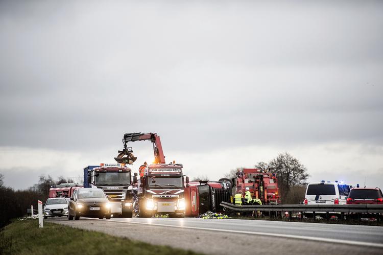 
    Lastbil er væltet i midterrabatten på Fynske Motorvej ved Nyborg Vest. Foto: Tim K. Jensen/Ritzau Scanpix