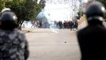 I Kasserine har demonstranter i løbet af natten blokeret flere veje, sat ild til bildæk og kastet sten og brandbomber mod politiet, siger øjenvidner. Foto: Stringer/Ritzau Scanpix