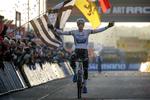 Mathieu van der Poel jubler over sæsonens 18. sejr, mens verdensmesteren Wout van Aert anes i baggrunden 