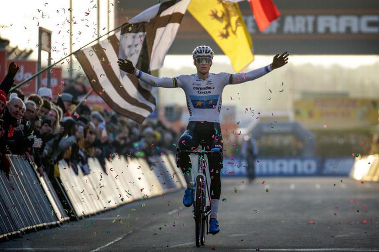 Mathieu van der Poel jubler over sæsonens 18. sejr, mens verdensmesteren Wout van Aert anes i baggrunden 