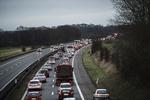 Vejen har været helt spærret i vestgående retning og er ud på eftermiddagen fortsat delvist spærret i begge retninger, hvilket giver store trafikale problemer. Foto: Tim K. Jensen/Ritzau Scanpix