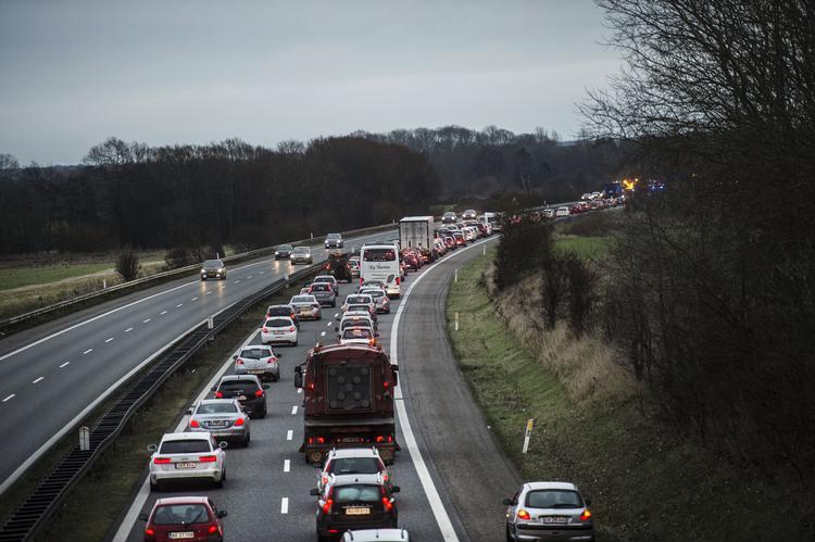 Vejen har været helt spærret i vestgående retning og er ud på eftermiddagen fortsat delvist spærret i begge retninger, hvilket giver store trafikale problemer. Foto: Tim K. Jensen/Ritzau Scanpix
