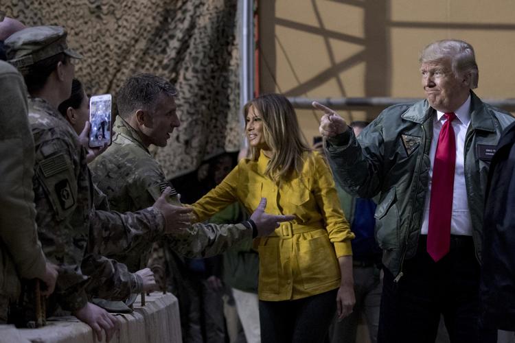 
Præsident Donald Trump and hustruen  Melania Trump hilser på  militærfolk på Al Asad Air- basen i Irak.  Foto: Andrew Harnik/AP