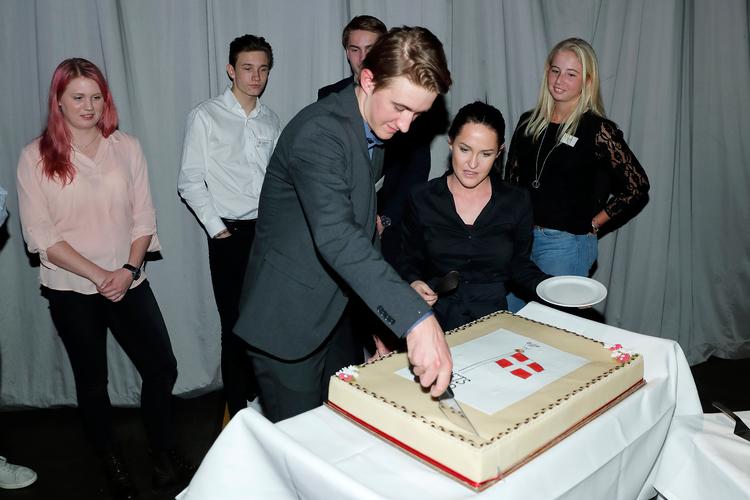 Mikkel Bjarg skærer den traditionelle Årets Fund-kage for under hyldestseancen for et år siden.
 Foto: Jens Dresling/POLFOTO